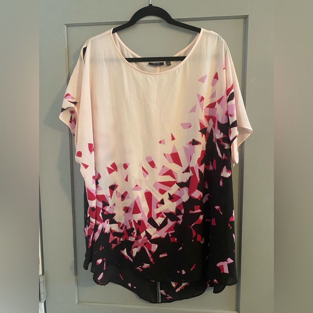 Apt 9 cold shoulder top. Light pink, dark pink, and black. Size 2x